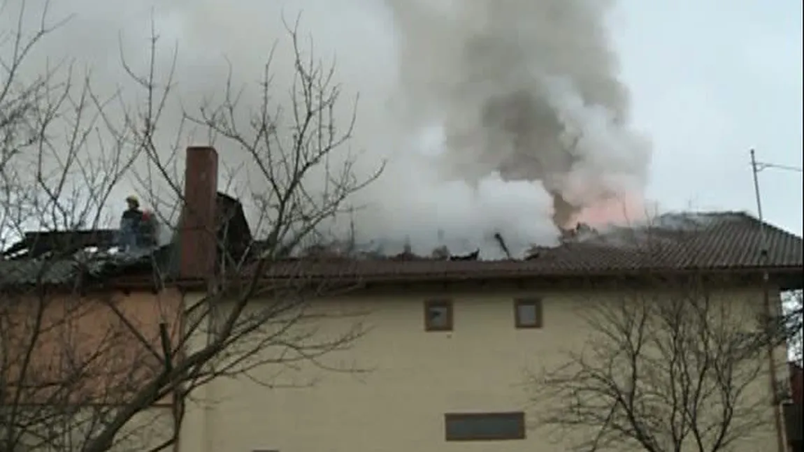 Incendiu puternic în Braşov. Două case au fost cuprinse de flăcări VIDEO