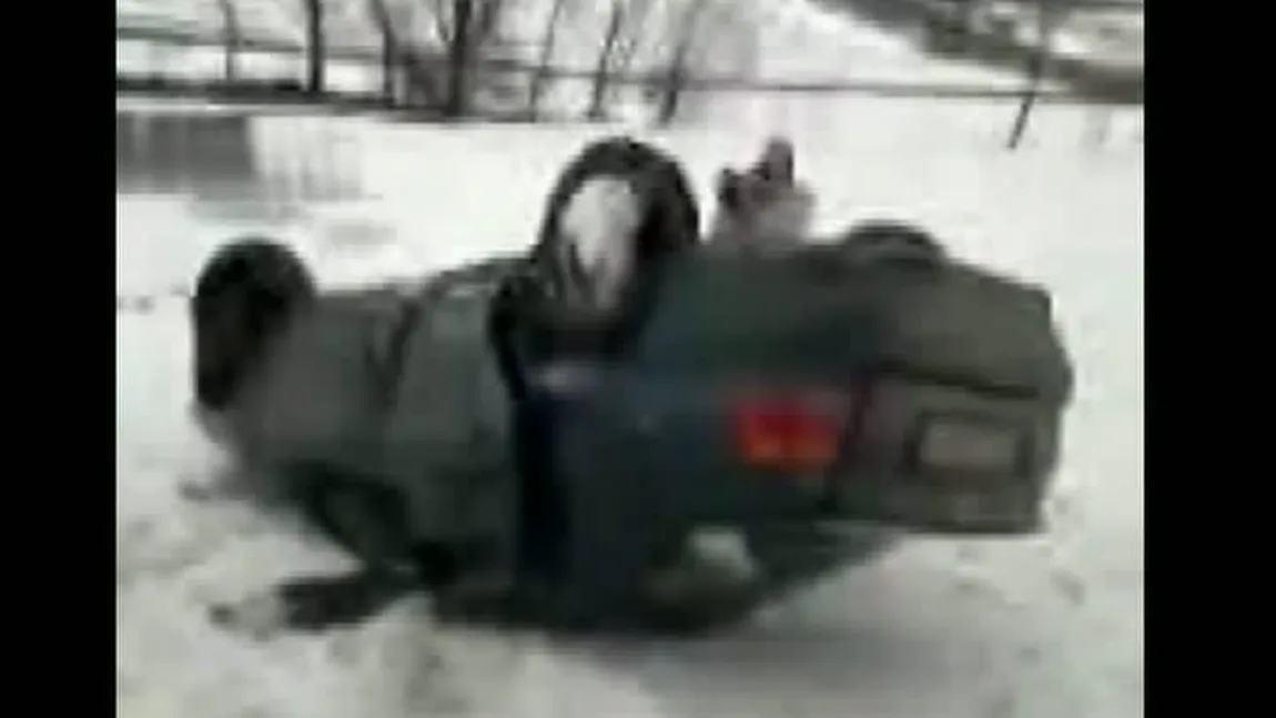 ACCIDENT în Suceava: Trei persoane, rănite după ce o maşină s-a răsturnat într-un şanţ VIDEO