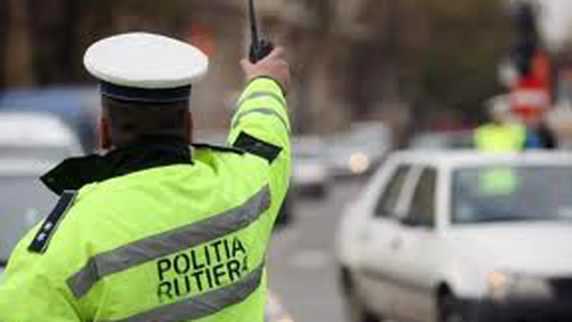 Poliţiştii au urmărit un bărbat fără permis de conducere care i-a luat şi la bătaie