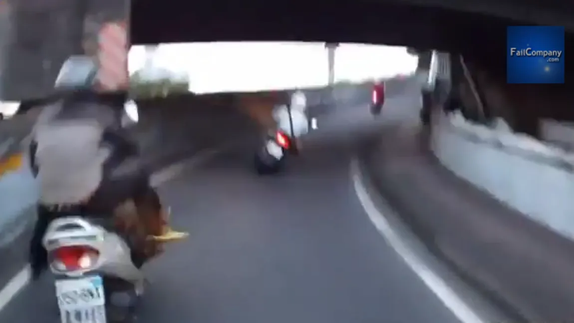 Un scuterist a trişat moartea. A fost pe punctul de a fi decapitat VIDEO