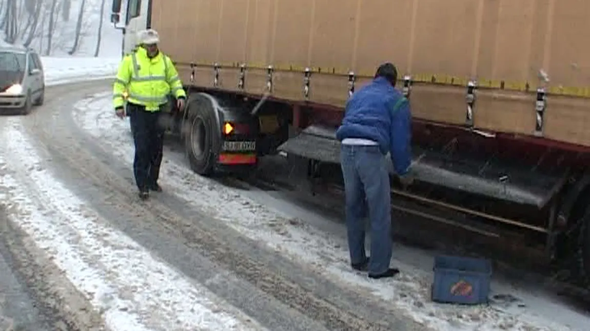 Haos pe şosea din cauza ninsorii. Mai multe TIR-uri au rămas blocate în Pasul Gutâi VIDEO