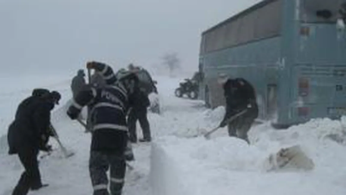 Un autocar cu 24 de turişti, între care şi zece ziarişti ucraineni, a rămas blocat în zăpadă