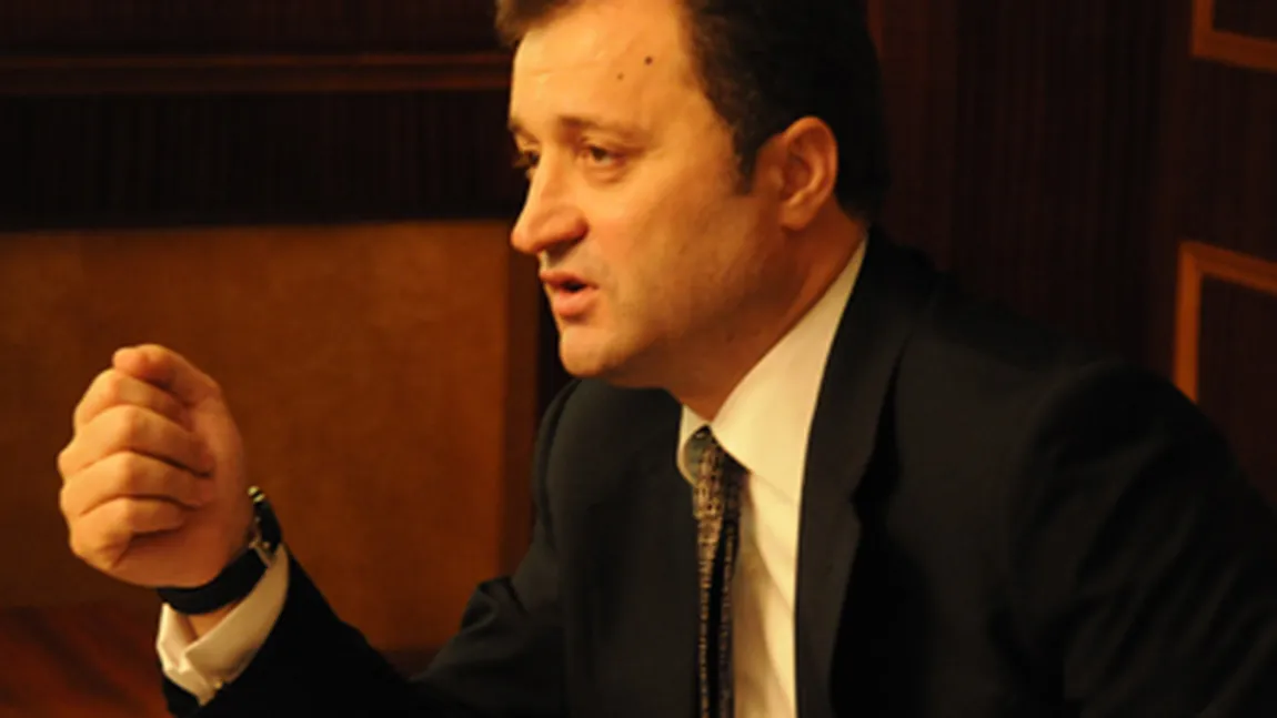 Procurori contra demnitari: Oficialităţi de la Chişinău, date-n vileag pentru corupţie