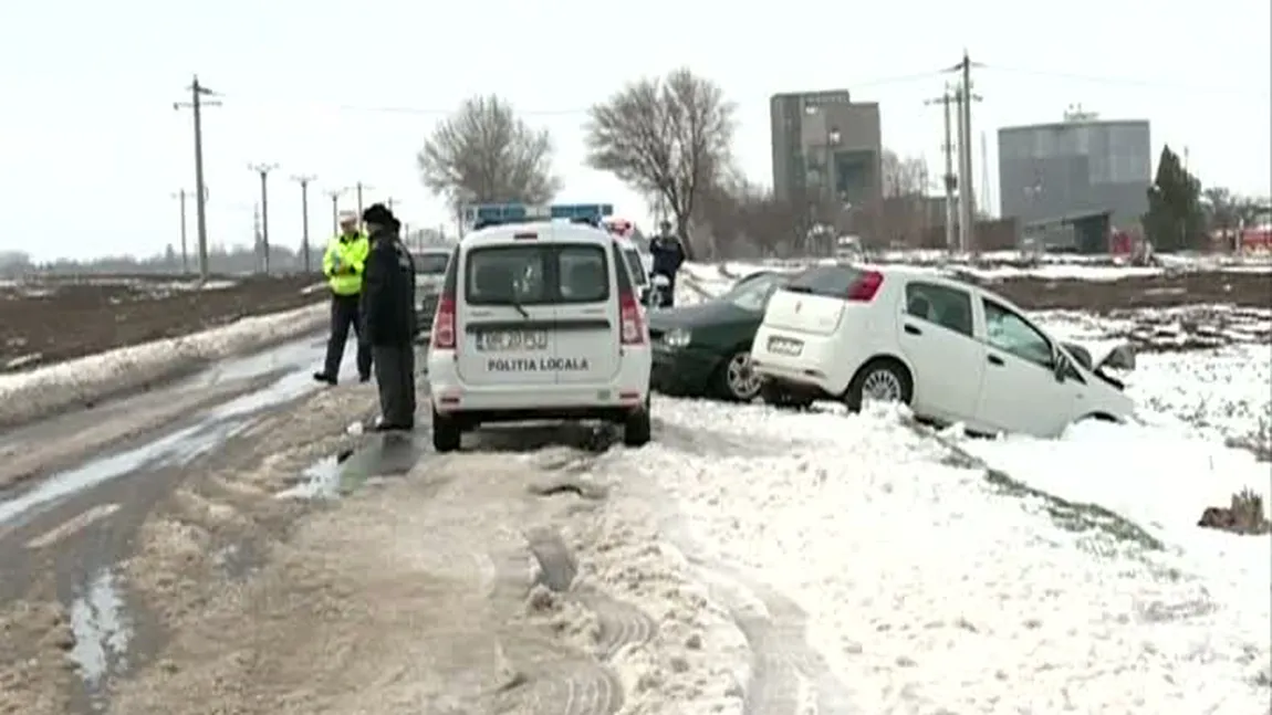 Accident GRAV în Buzău: Două maşini s-au ciocnit şi trei oameni sunt răniţi, din cauza ZĂPEZII