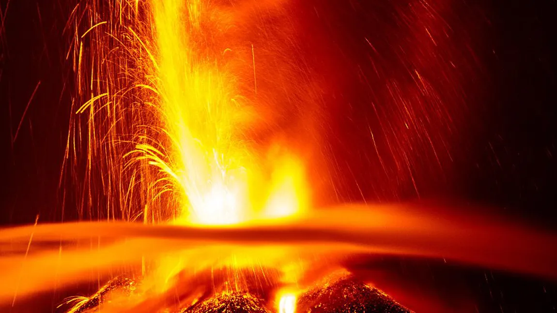 Cerul Siciliei s-a înroşit: Vulcanul Etna a erupt într-un spectacol impresionant FOTO