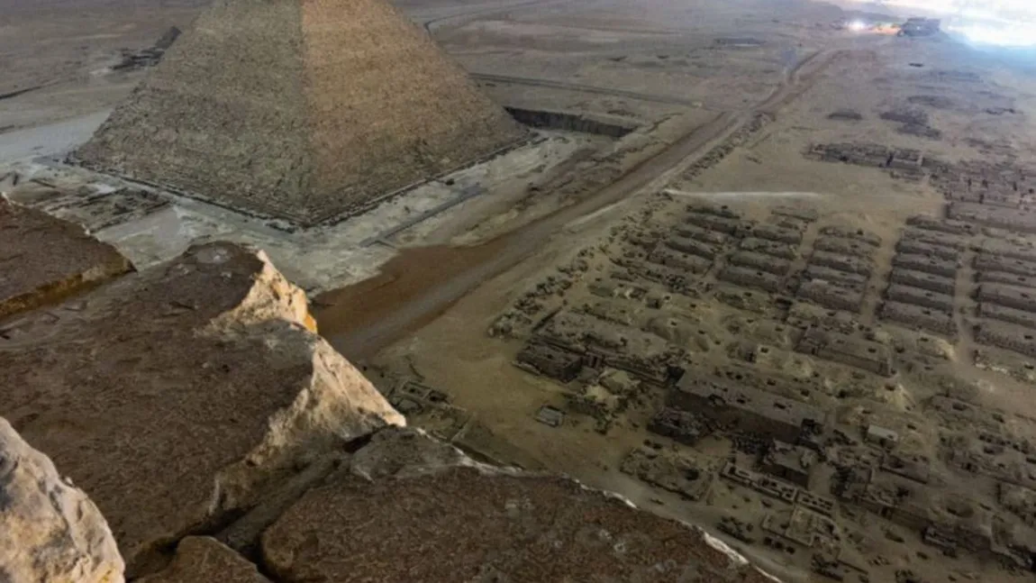 Cum se vede lumea din vârful marilor piramide egiptene FOTO