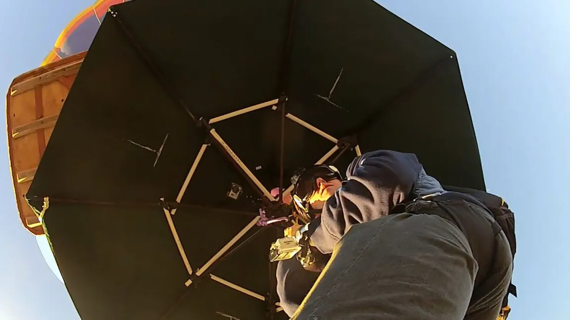 Un bărbat sare dintr-un balon cu aer cald, folosind o umbrelă VIDEO