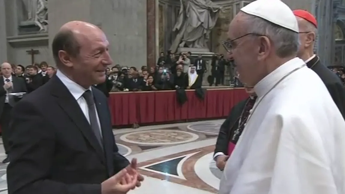 Fotografie istorică: Traian Băsescu a dat mâna cu Papa Francisc, la Vatican FOTO VIDEO