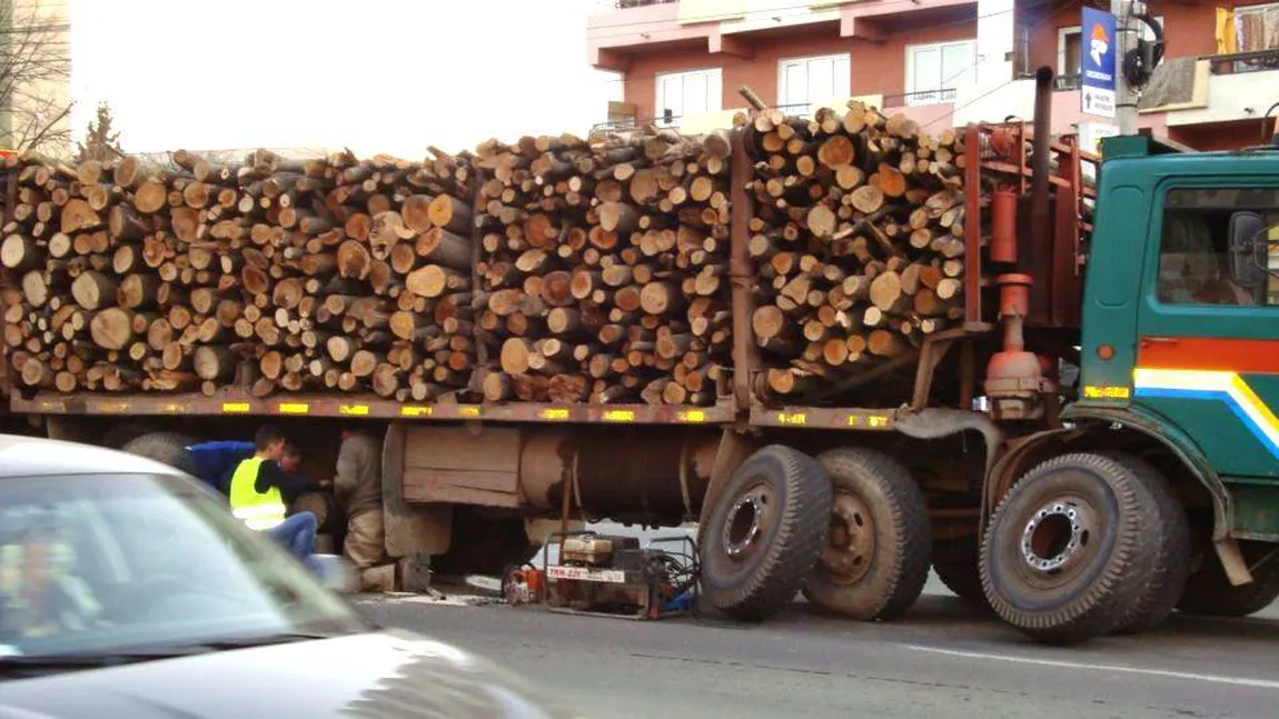 Circulaţia între Ploieşti şi Braşov, îngreunată din cauza unui camion care a derapat