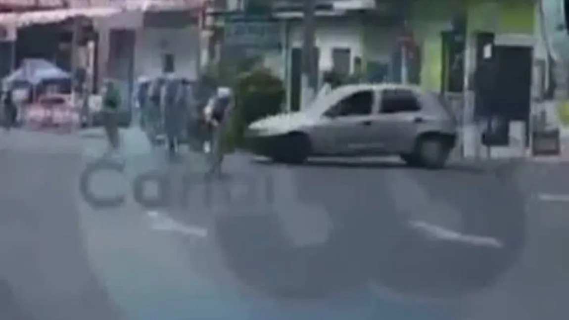 Ciclistă lovită de maşină în timpul unei curse VIDEO