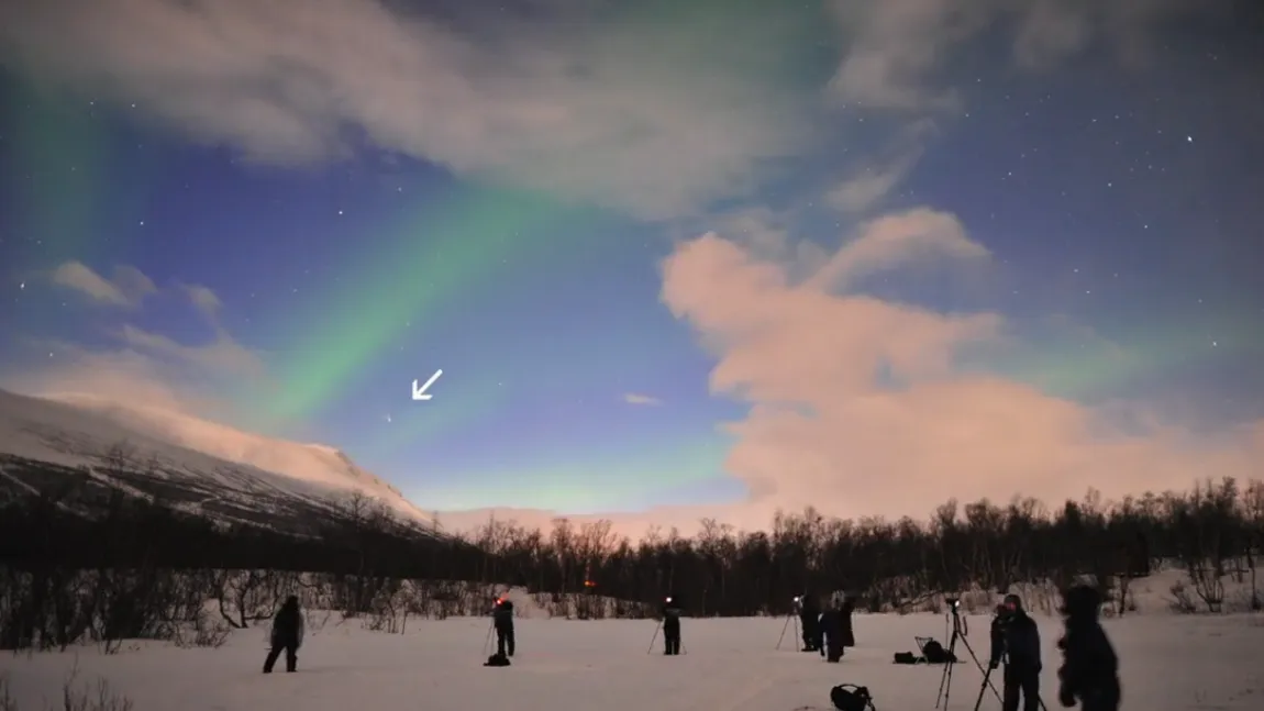 Imagini inedite: Cometa Pan-STARRS, surprinsă alături de aurora boreală VIDEO