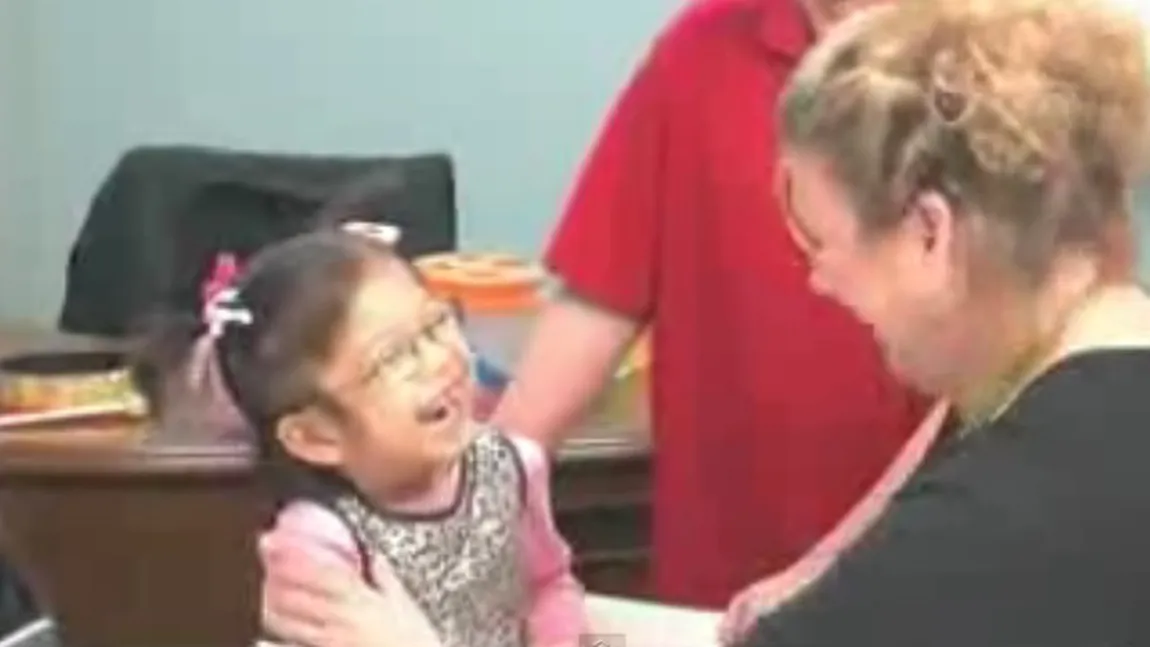Momentul EMOŢIONANT în care o fetiţă aude pentru prima oară vocea mamei VIDEO