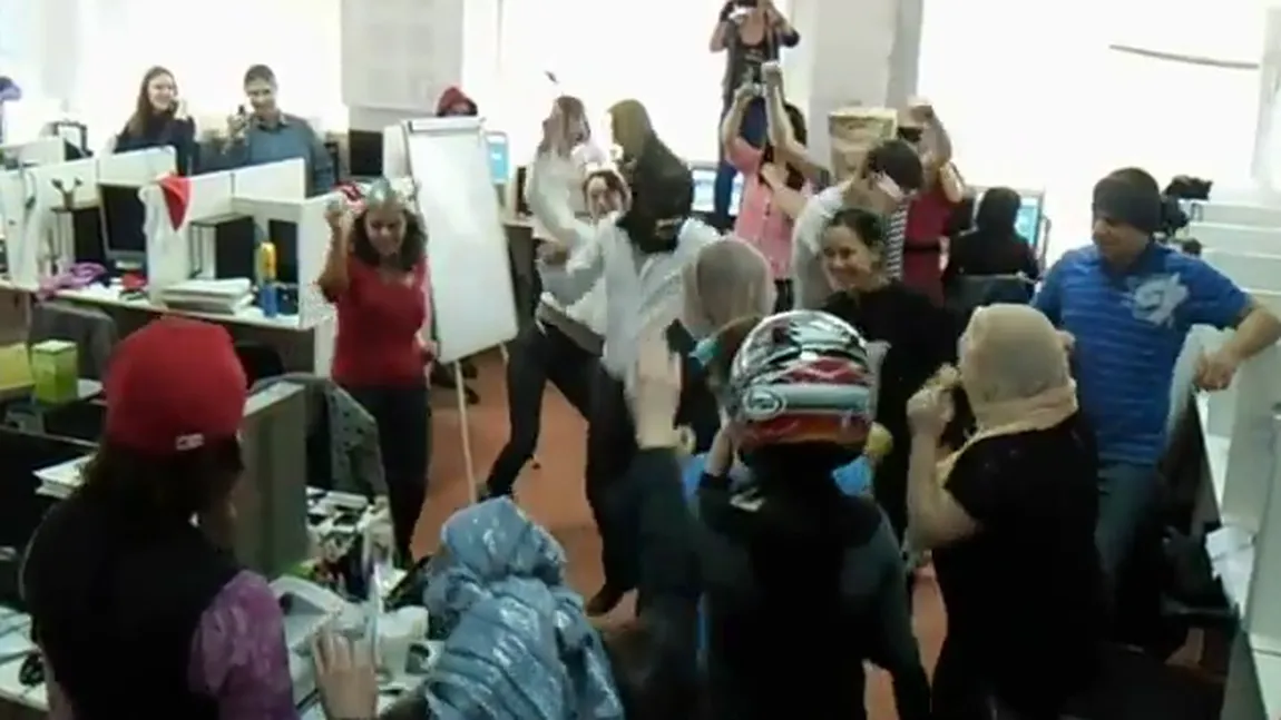 Harlem Shake de 8 Martie. Toţi angajaţii unei firme din Cluj s-au lansat într-un dans haotic VIDEO