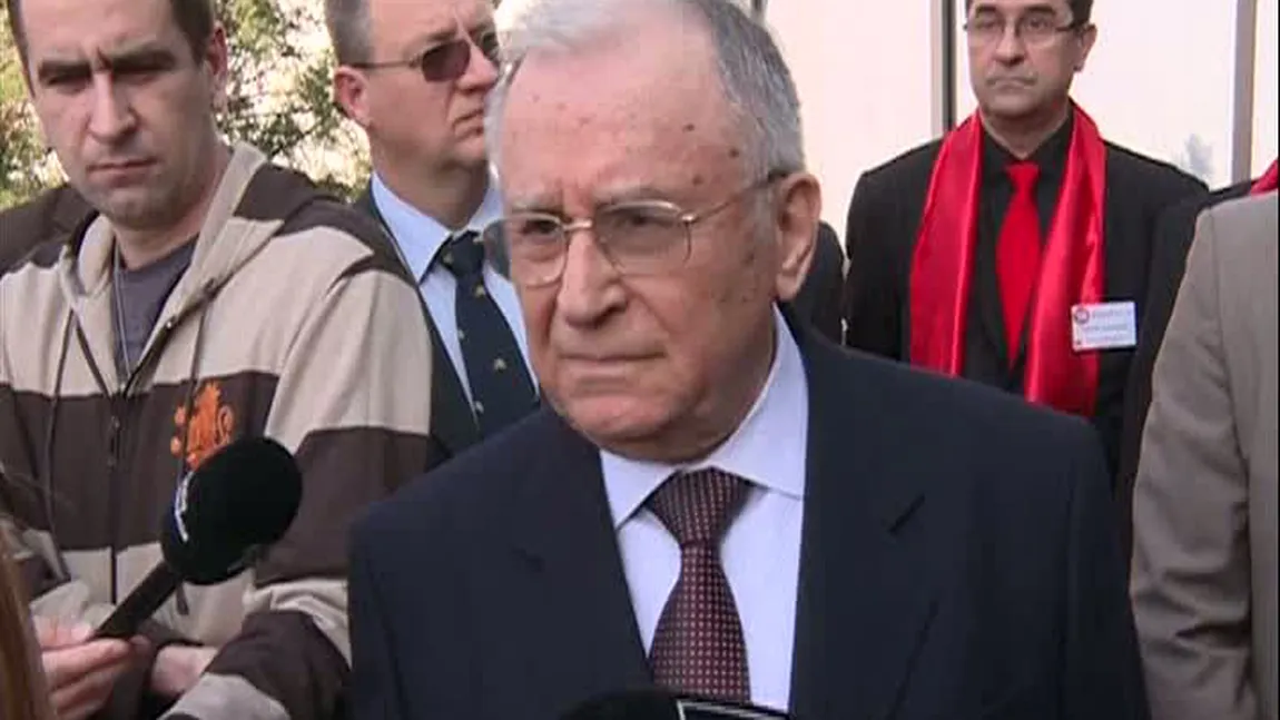 Iliescu: Revizuirea Constituţiei se face prin antrenarea 