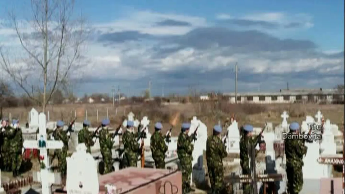Militarii morţi în accidentul aviatic din Bacău au fost conduşi pe ultimul drum VIDEO