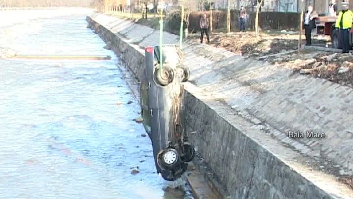 O şoferiţă care a încurcat frâna cu acceleraţia a ajuns cu maşina în râu VIDEO