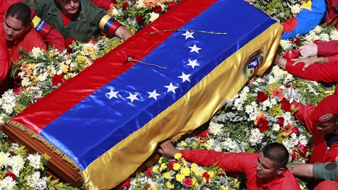 Ultimul omagiu: Sicriul cu trupul neînsufleţit al lui Hugo Chavez a fost depus la Academia Militară