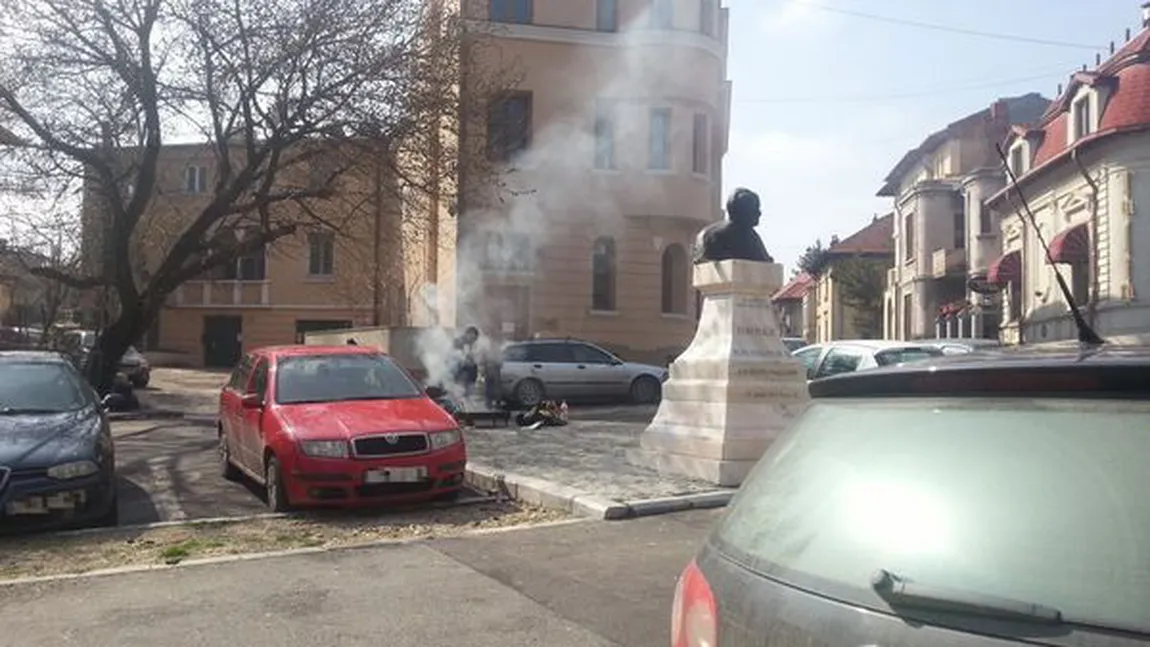 Fum alb de grătar lângă statuia Papei Ioan Paul al II-lea, în Bucureşti