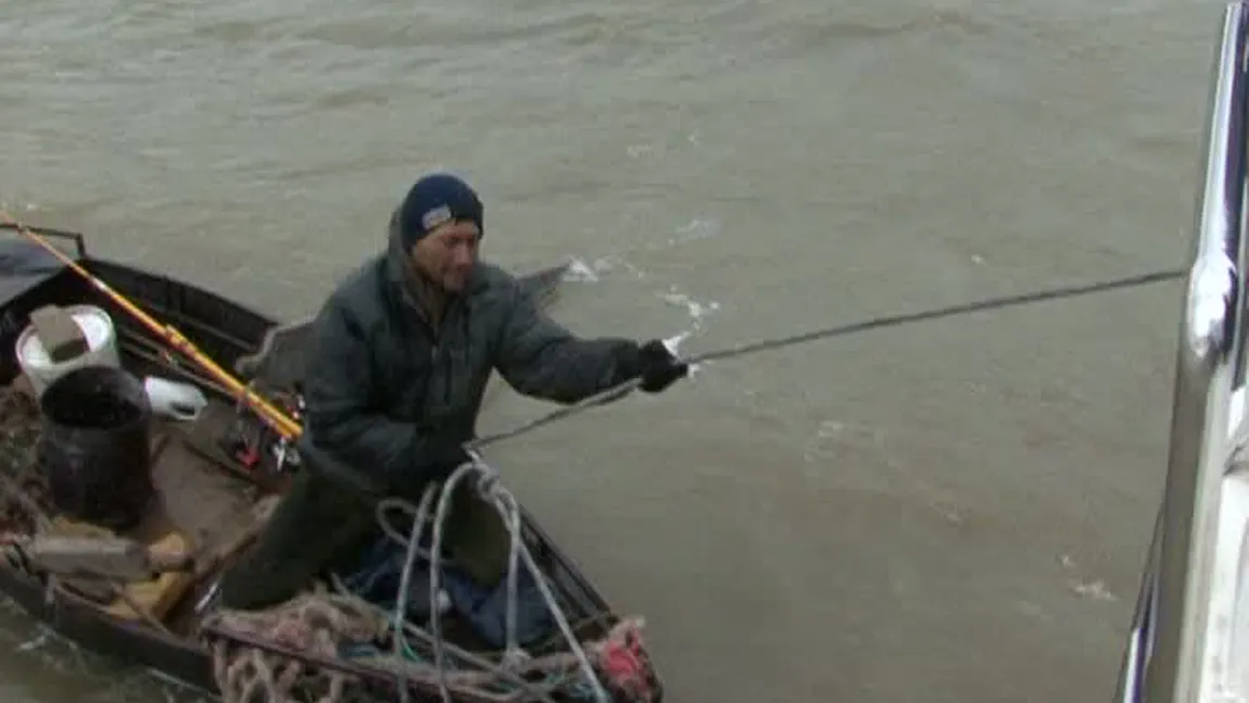 Pescar, salvat din Dunăre de poliţia de frontieră VIDEO