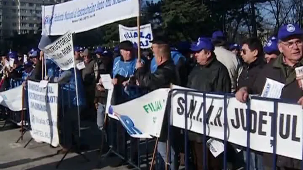 Protest al instructorilor auto: Aceştia cer renunţarea la noile norme de autorizare a şcolilor VIDEO