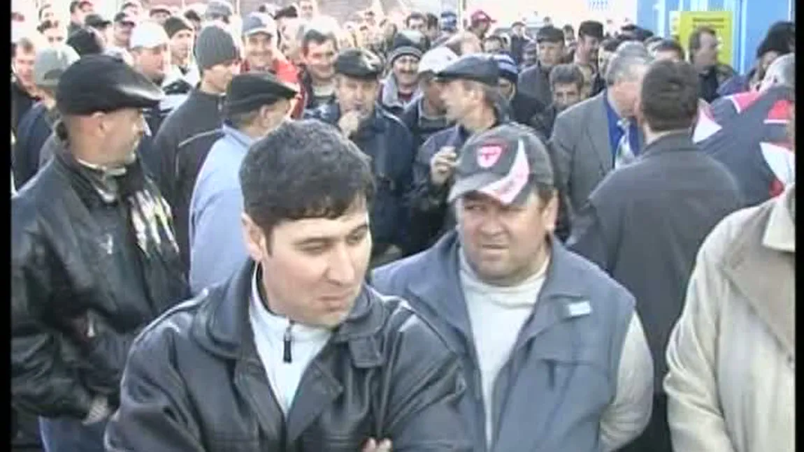 Protest la Mechel Câmpia Turzii cu un sicriu, lumânări şi o coroană de flori VIDEO