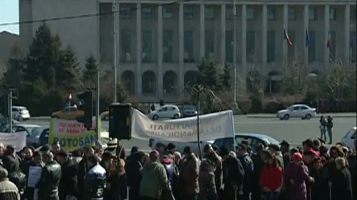 Sute de nevăzători protestează în faţa Guvernului, pentru indexarea indemnizaţiei lunare VIDEO
