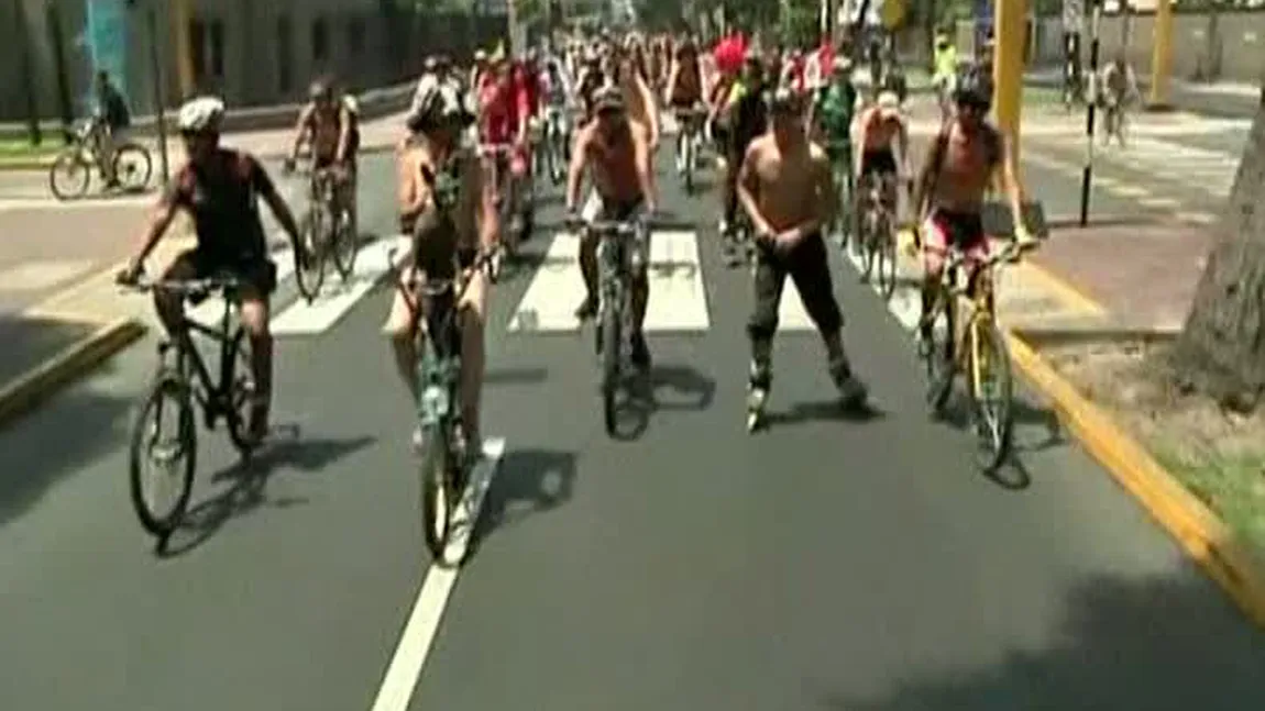Protest inedit în Peru. Sute de biciclişti au pedalat în pielea goală VIDEO