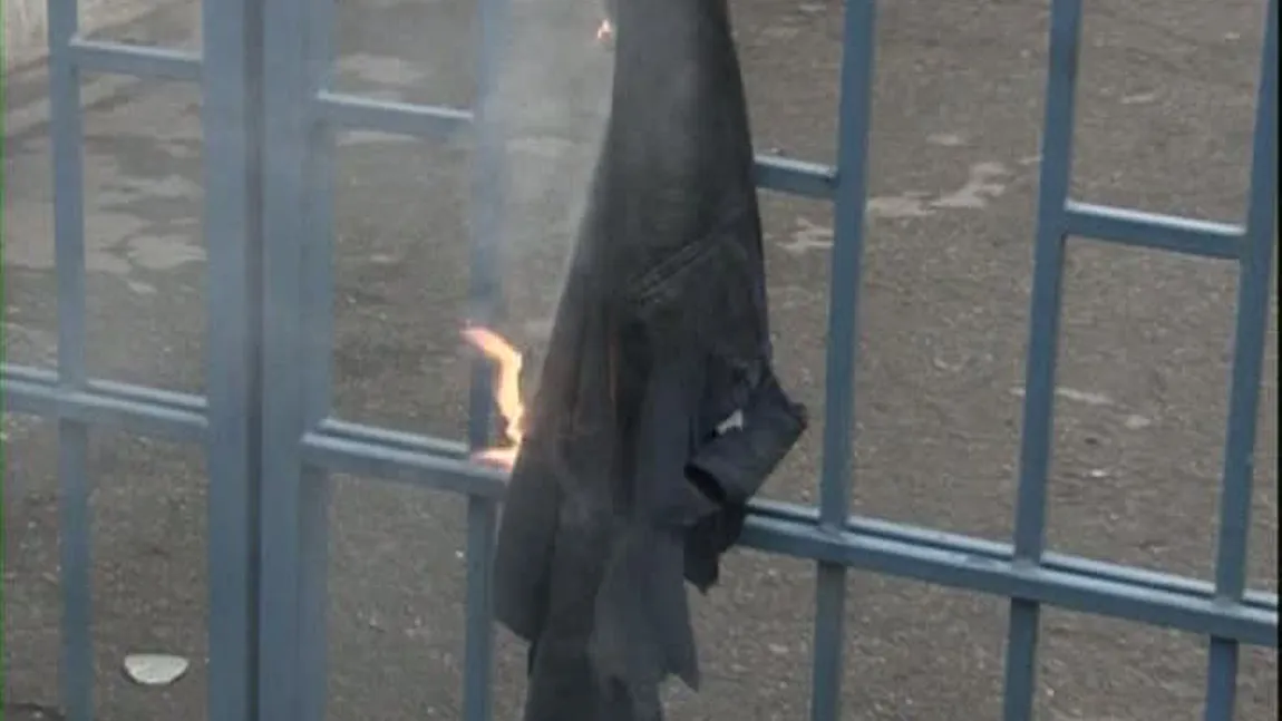 Protest la Mechel. Oamenii au ars o salopetă şi ameninţă că îşi dau foc VIDEO