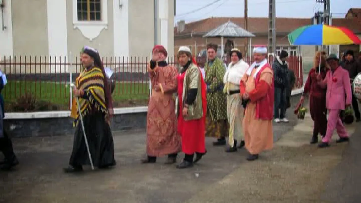 Românii, loviţi de isteria Suleyman Magnificul. Un sat întreg s-a costum în celebrele personaje