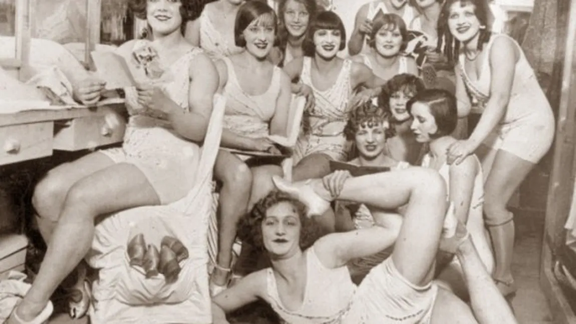 Imagini inedite din vestiarul fetelor de la Moulin Rouge, în 1920 şi 1950 - FOTO