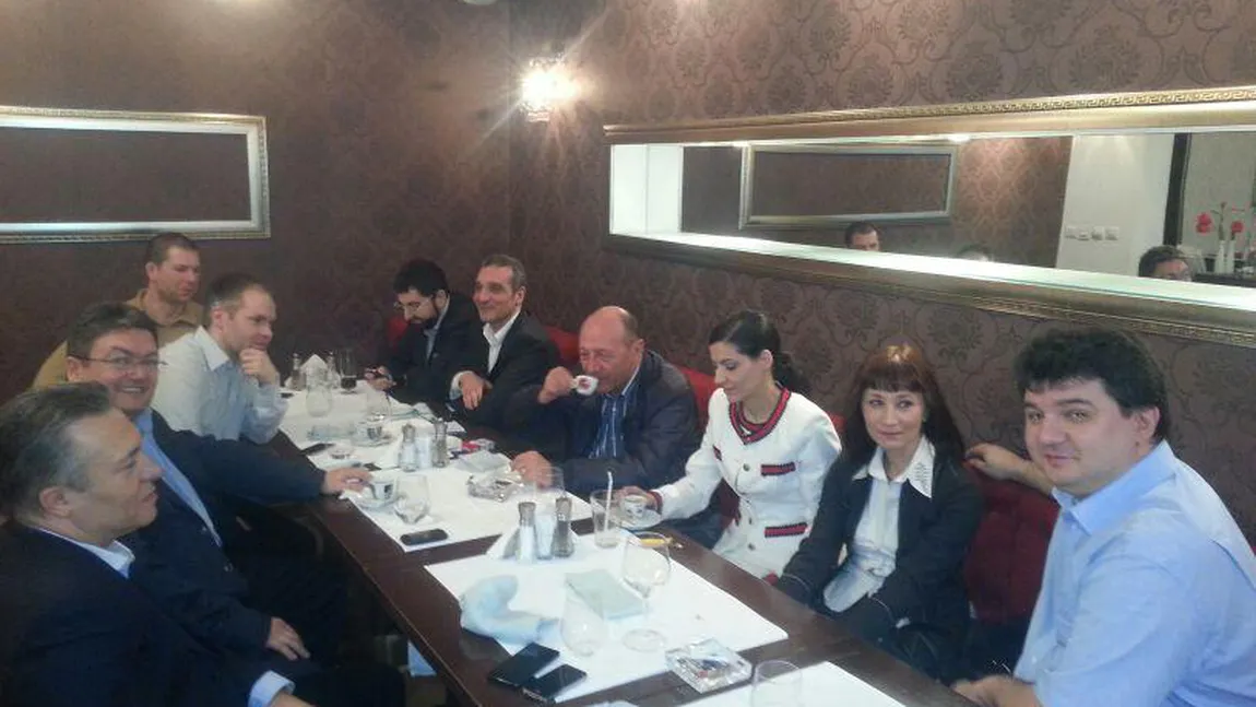 Băsescu, la masă cu liderii Mişcării Populare. Cine face parte din conducerea fundaţiei VIDEO