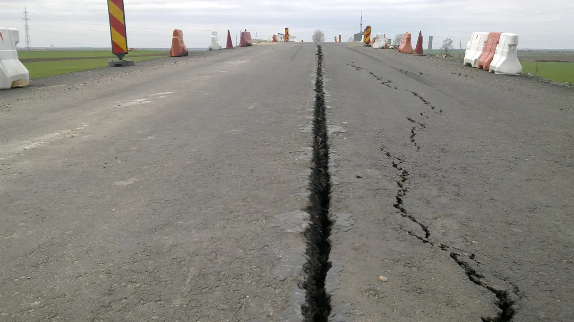 Crăpături URIAŞE pe autostrada Arad-Timişoara, la NICI DOI ANI de la inaugurare FOTO