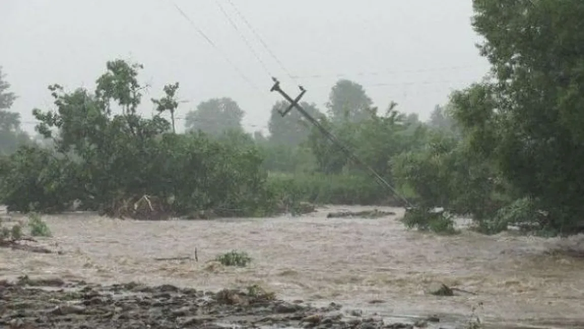 INHGA: Codul roşu de inundaţii pe Jiu, ridicat. Cod portocaliu în cinci judeţe, până sâmbătă seară