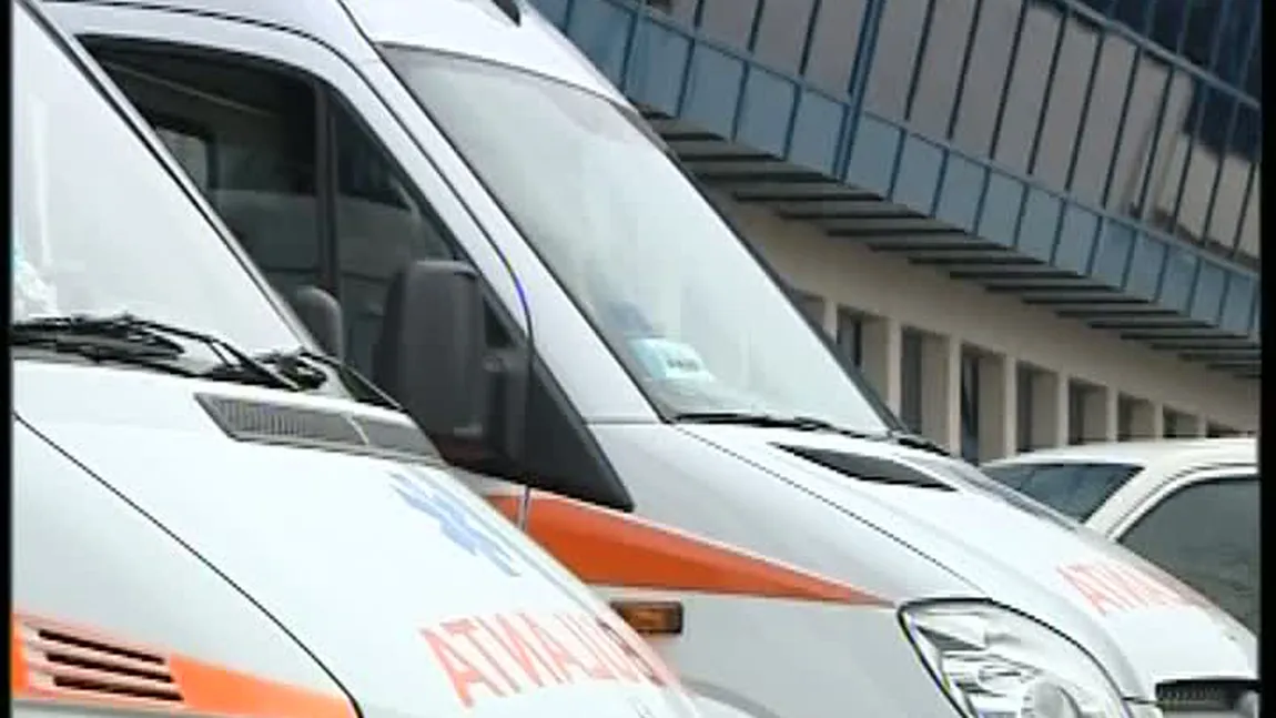 Incendiu în curtea Spitalul Judeţean din Braşov: O ambulanţă a luat foc