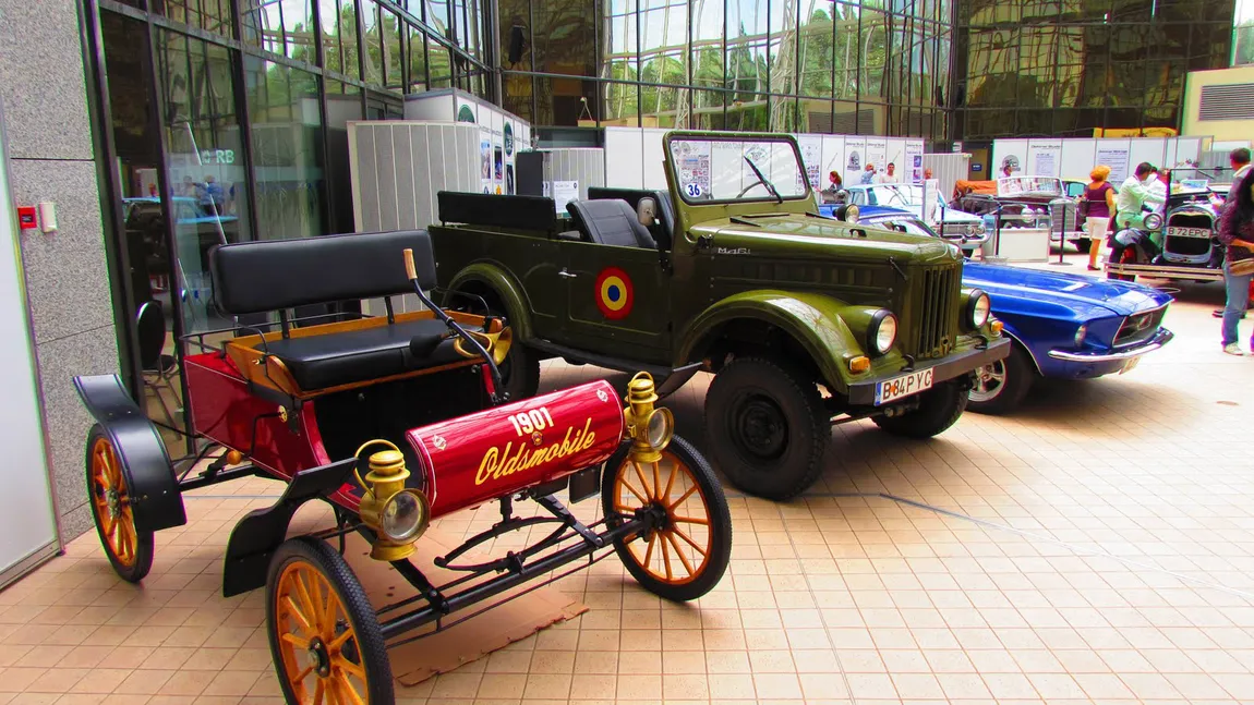 Paradă cu AUTOMOBILE DE COLECŢIE, în Bucureşti