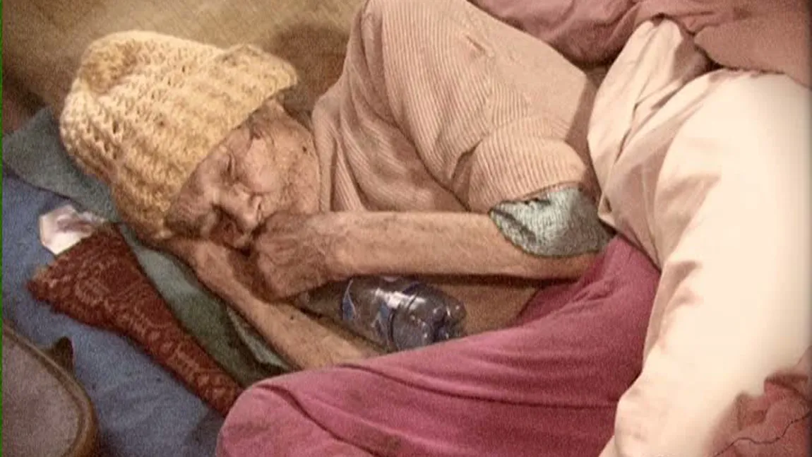 Cântăreşte mai puţin de 33 de kilograme. Drama unei femei de 90 de ani, abandonată în sărăcie VIDEO