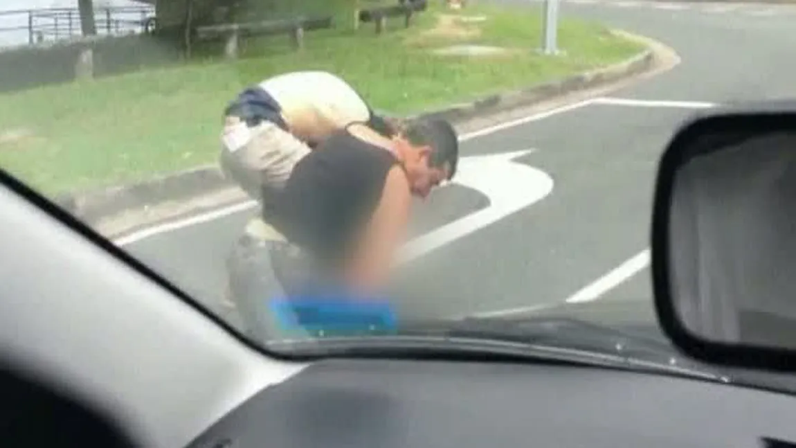 Ca-n filme: Doi australieni s-au bătut până le-a dat sângele, pe o şosea din Queensland VIDEO