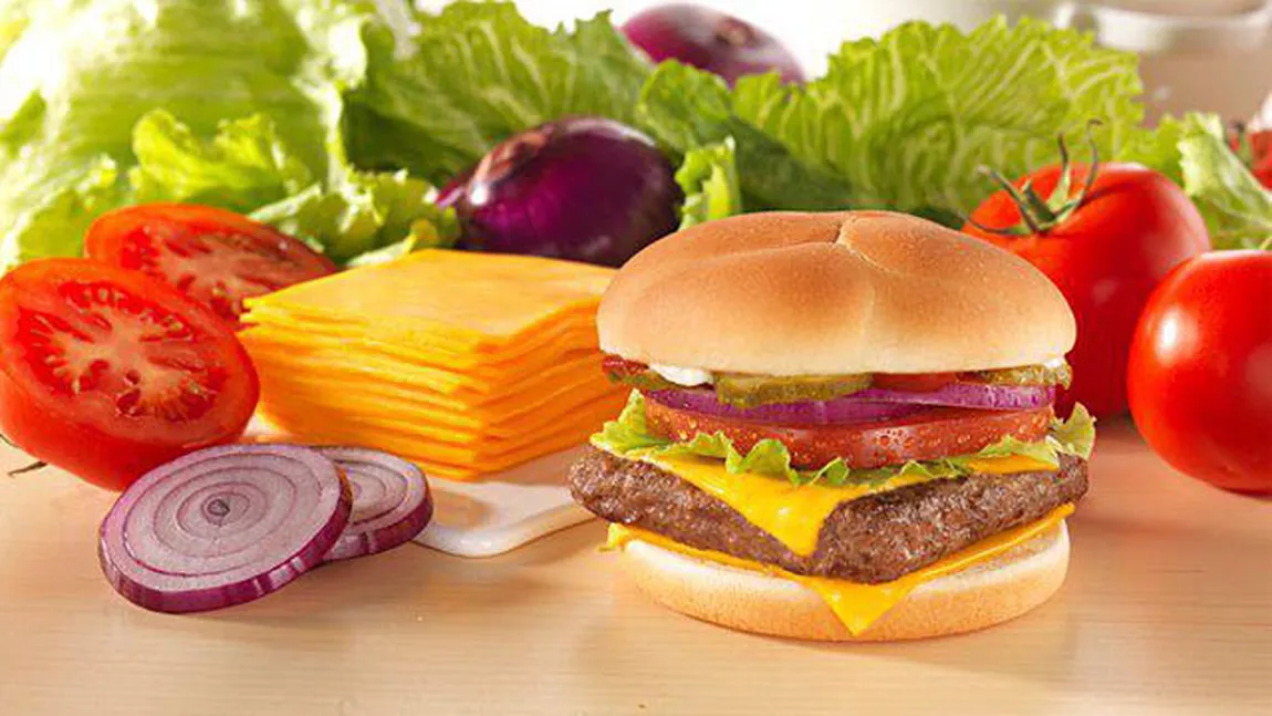 De ce nu reuşim să renunţăm la fast-food, deşi ştim că nu este sănătos?