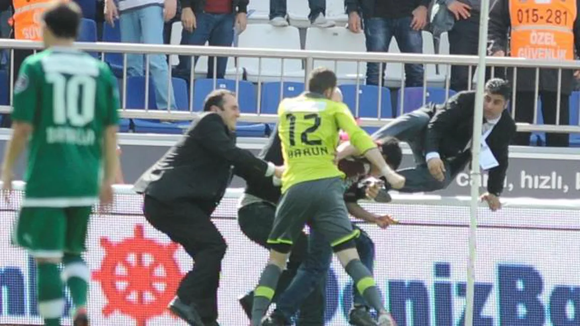 Cel mai dur portar din lume. Atacul nebun al goalkeeper-ului de la Bursa, asupra unui suporter VIDEO