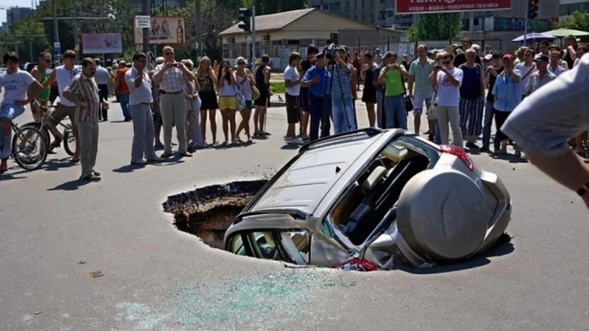 Te plângi de drumurile din România? În Rusia ASFALTUL înghite şi maşini de MARE TONAJ GALERIE FOTO