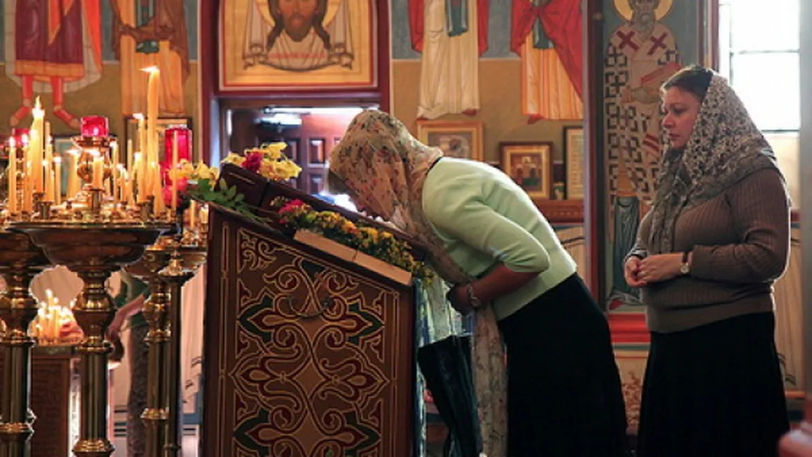 N-a miluit-o Dumnezeu: O femeie a fost prinsă furând din altarul unei biserici din Târgovişte