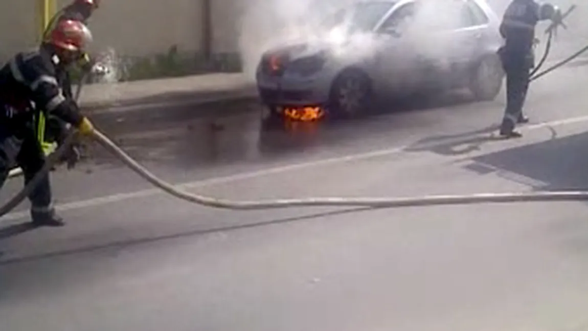 O maşină a luat foc din senin la semafor. Şoferul s-a salvat pe ultima sută de metri VIDEO