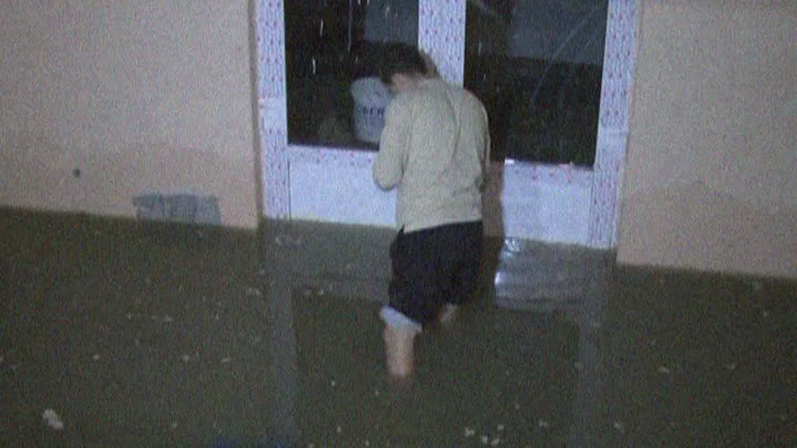 Zeci de case şi gospodării din Oltenia, inundate în urma polilor torenţiale VIDEO