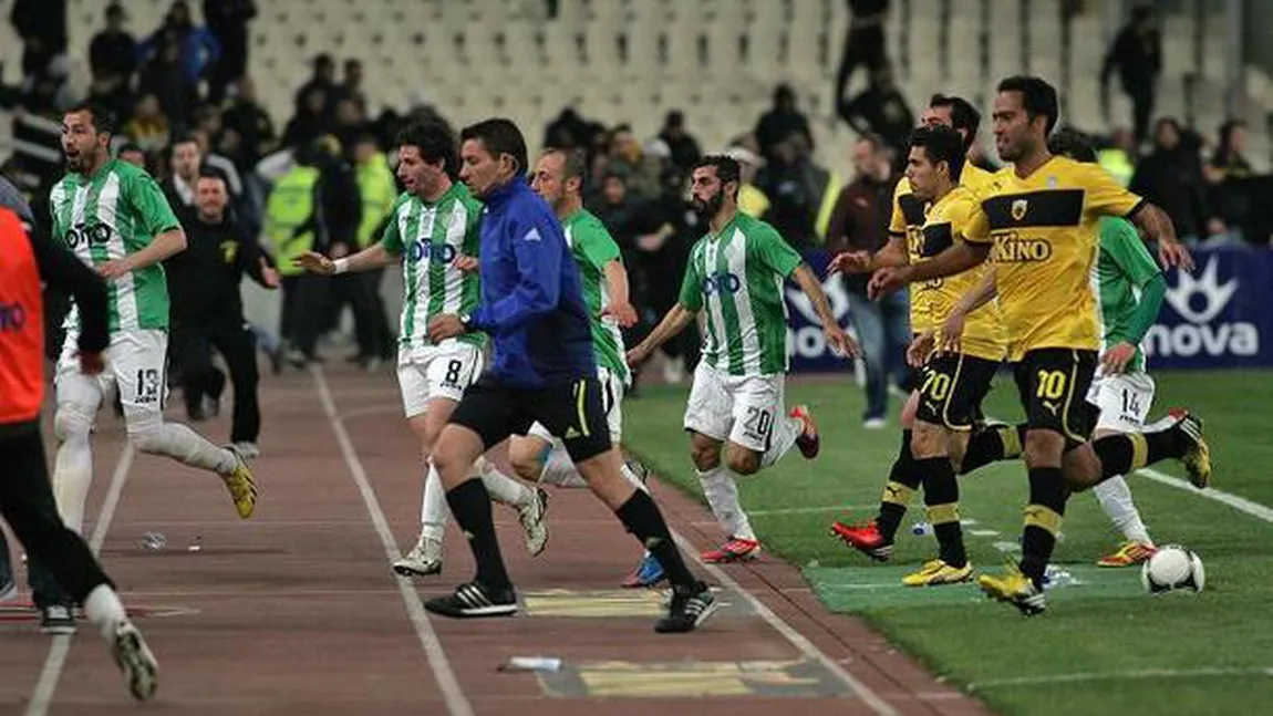 Fanii lui AEK şi-au alungat favoriţii de pe teren, în timpul meciului. Scene incredibile în Grecia