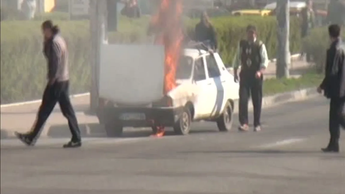 Maşină în flăcări la semafor, în Suceava. Oamenii au sărit panicaţi să stingă focul
