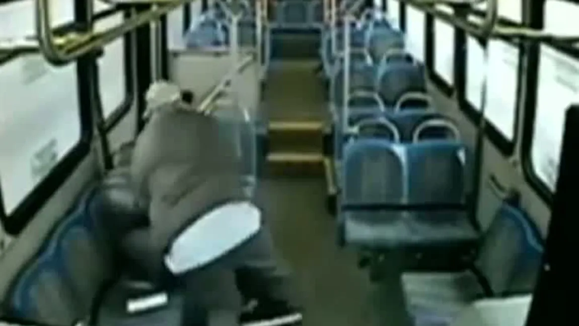 Bărbat BĂTUT cu bestialitate şi dat jos din autobuz de un şofer nervos VIDEO
