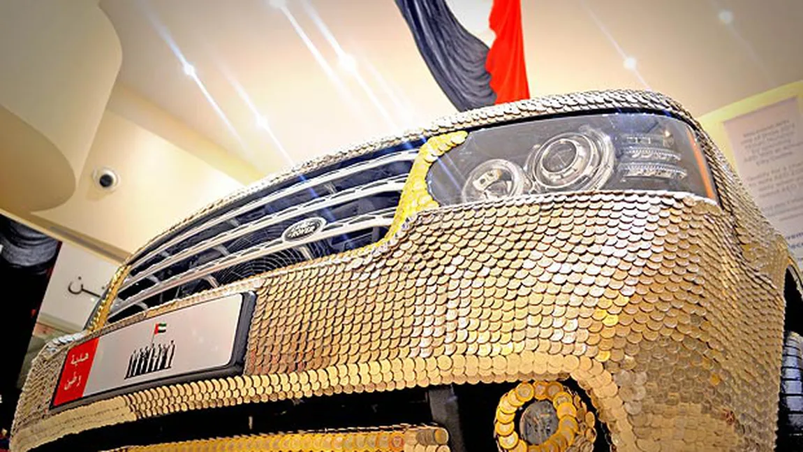 Extravaganţă în Dubai: Maşina acoperită cu monede aurii FOTO