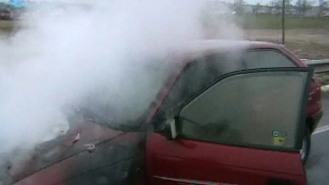 Panică la Oradea: Un şofer s-a trezit cu maşina în flăcări pe şosea