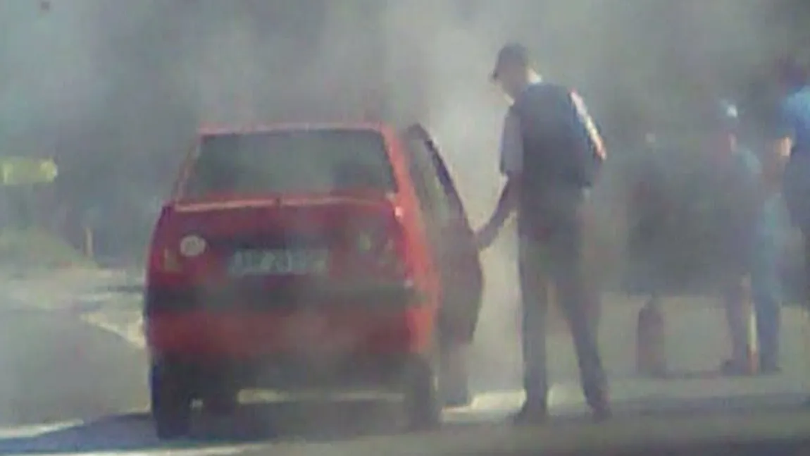 PANICĂ în Arad: O maşină a luat foc lângă o benzinărie VIDEO