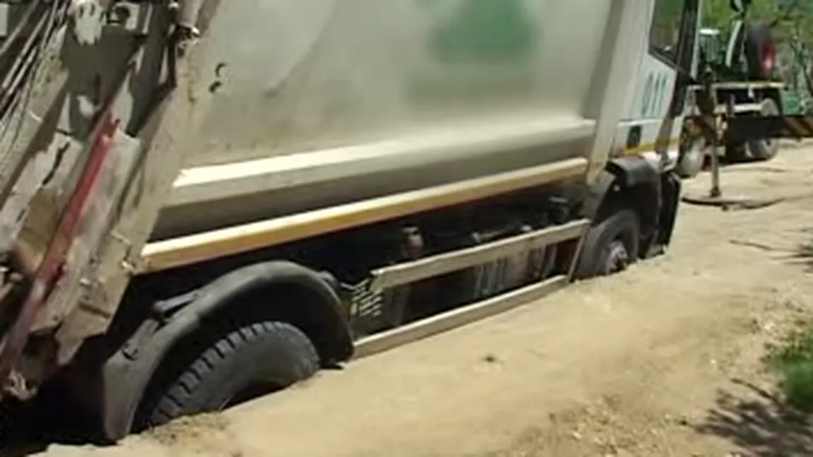 O maşină de salubritate a fost ÎNGHIŢITĂ de asfalt în Arad VIDEO